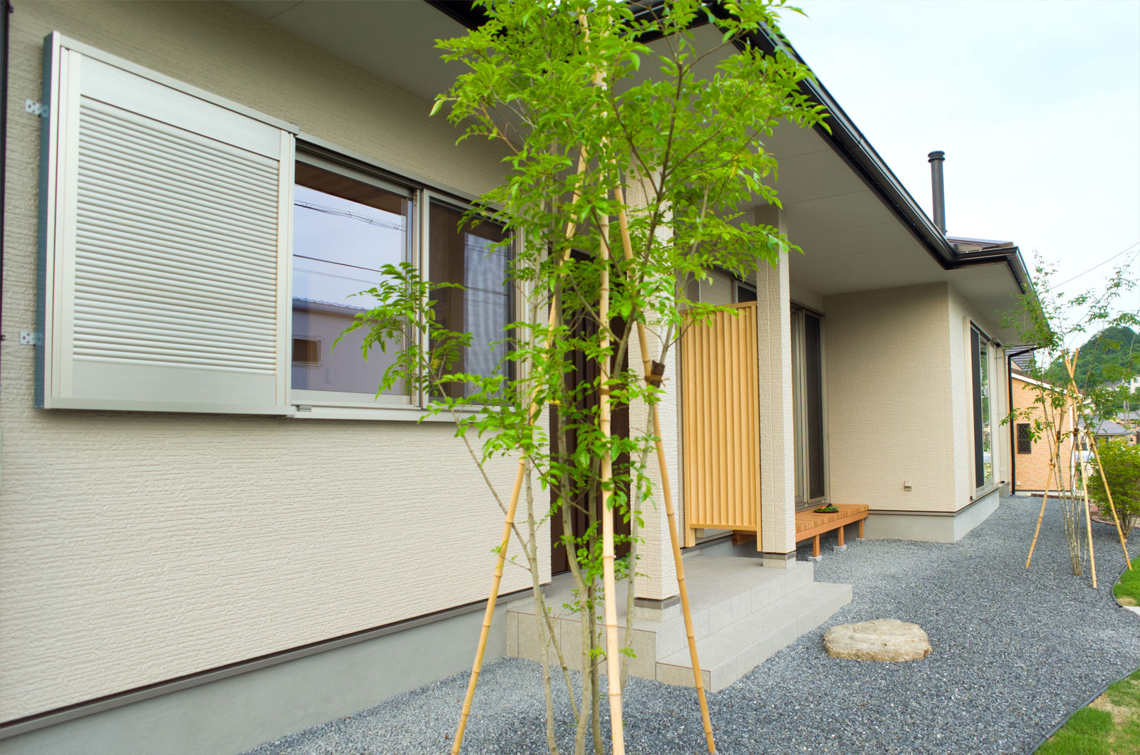新しく植えられた庭木とともにこのおうちは成長していきます。