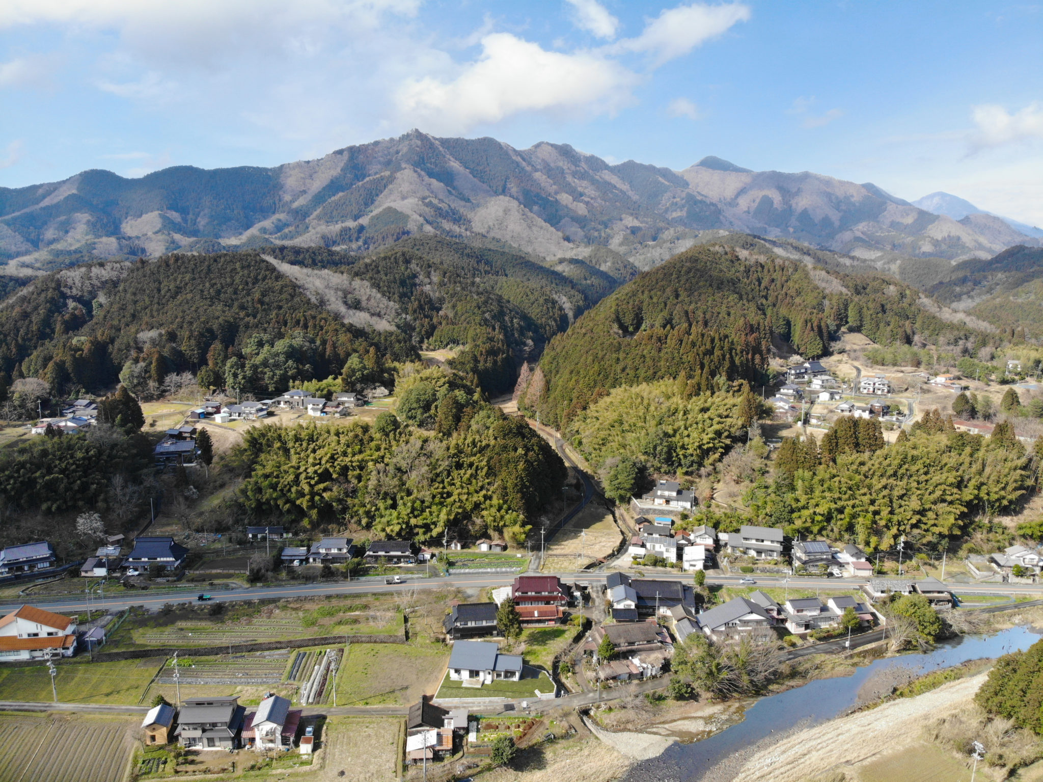 構造を見せる天井で開放的に