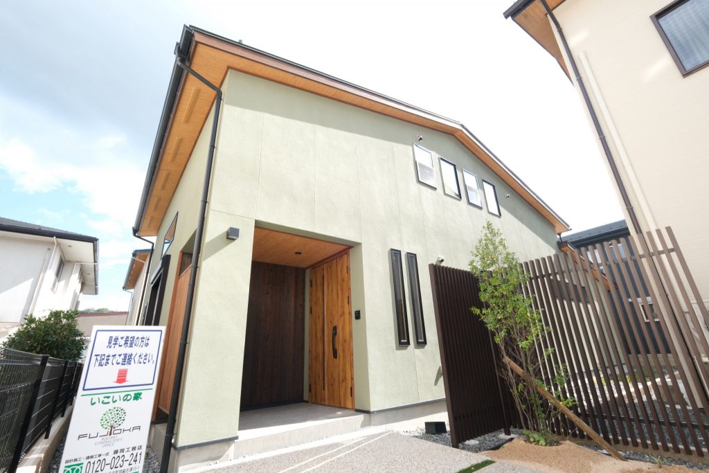 園部町内林町のモデルハウス外観